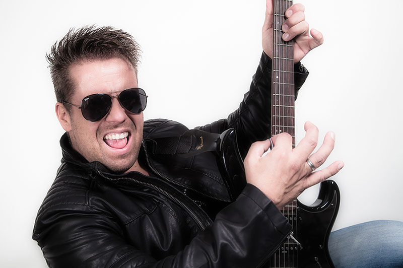Micha Schrodt aka Jan de Vice and Jp Silence at a photo shooting in karben germany with a e-guitar.